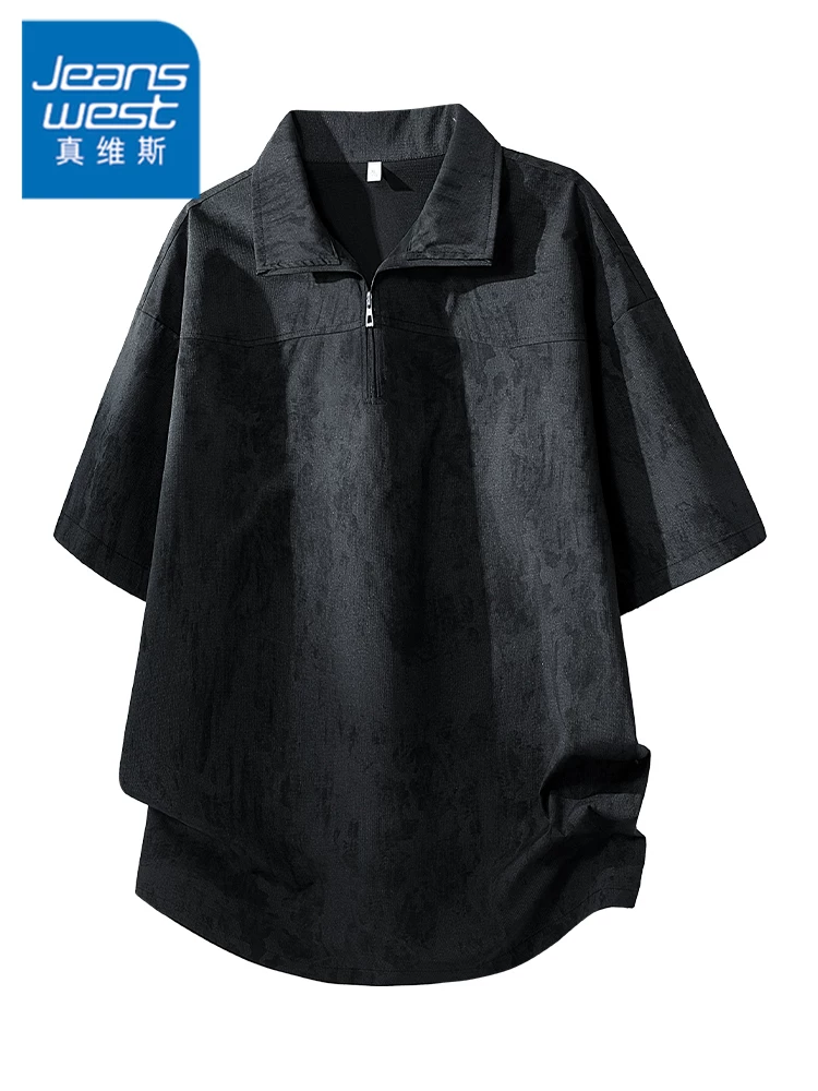 Áo polo nam ngắn tay của Jeanswest có khóa kéo nửa thân, dáng rộng, thoáng khí, áo màu đen hợp thời trang cho mùa xuân hè.