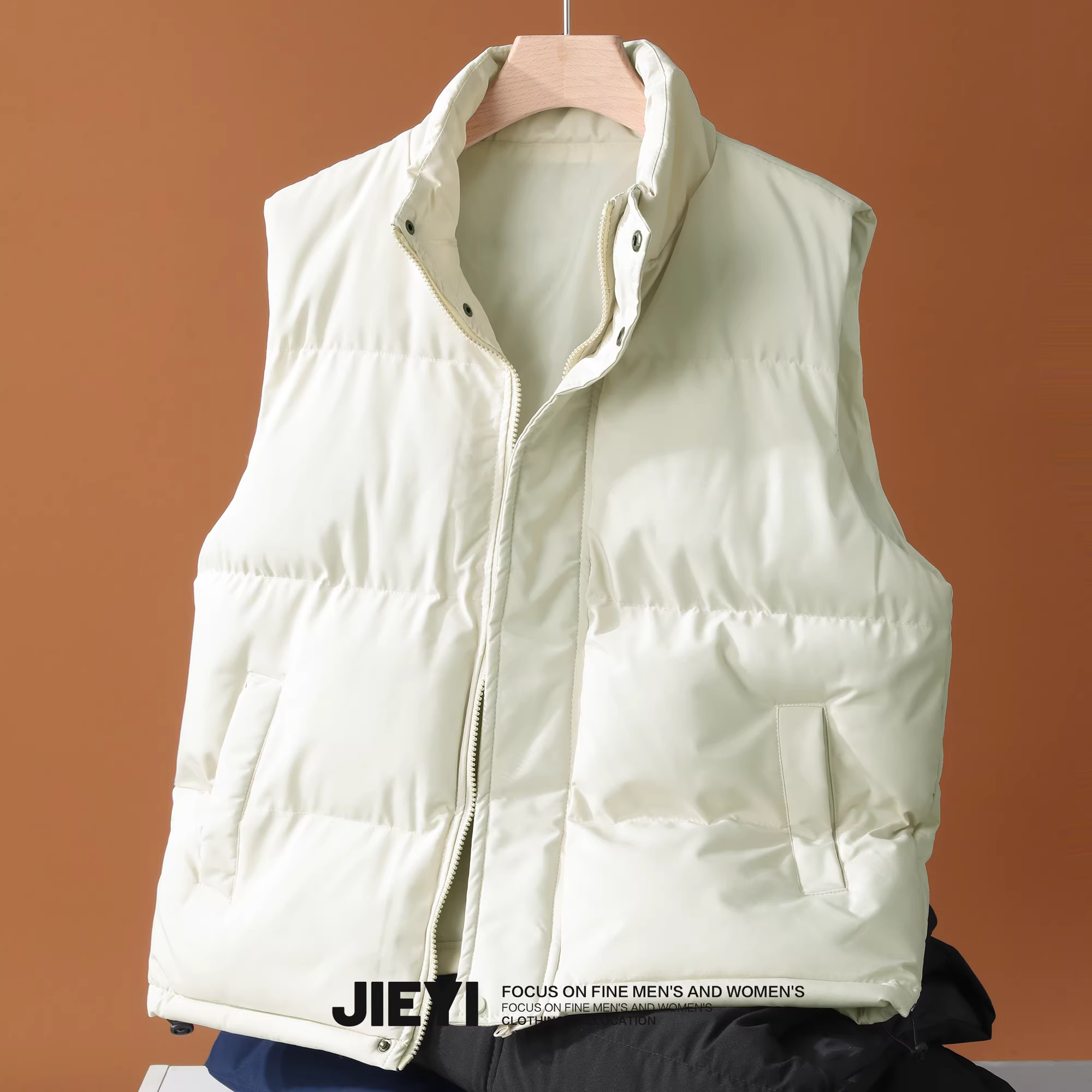 JIEYI 2025 là một chiếc áo vest màu trắng sữa rất phổ biến, có lớp đệm may chần, áo khoác phao nam ấm áp và hợp thời trang với cổ đứng.