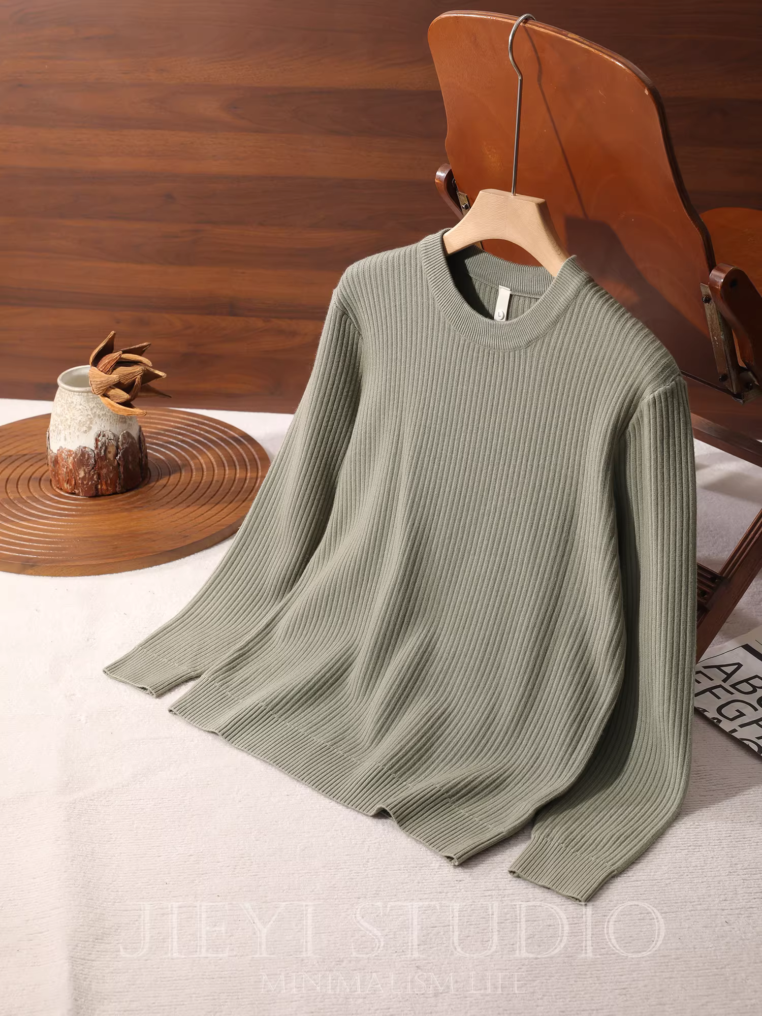 Áo len nam màu xanh xám mát mẻ, ấm áp mùa đông, phong cách thu đông, cổ tròn, chất liệu dệt kim jacquard, mềm mại và ấm áp.