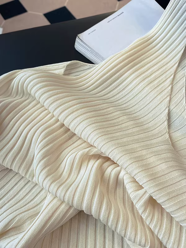 Áo camisole nữ xuất khẩu, kiểu dáng đơn giản ôm body, chất liệu dệt kim sọc, cổ V, không tay, vai rộng, giảm giá.