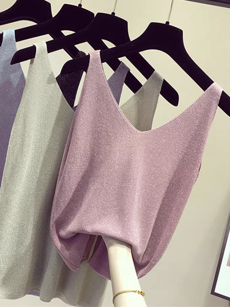 Hàng thanh lý quần áo nữ tại cửa hàng giảm giá, áo camisole lụa đá cắt mác, áo khoác ngoài mùa hè, áo lụa bóng cổ V rộng rãi và gợi cảm.