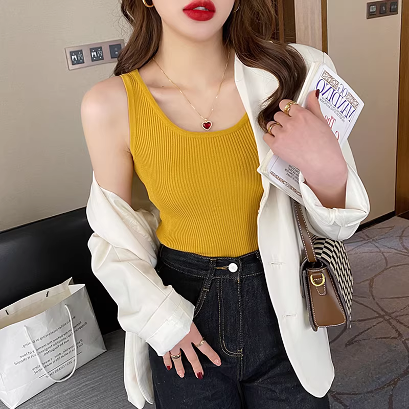 Áo camisole trắng nữ thanh lý, mặc trong vest, chất liệu lụa đá, cổ vuông, dây rộng, kiểu dáng thời trang.