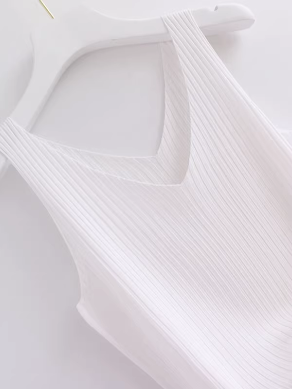 Hàng thanh lý quần áo nữ mùa hè kiểu Âu, áo len không nhãn mác, áo thun ôm sát cổ V không tay, kiểu dáng thời trang.