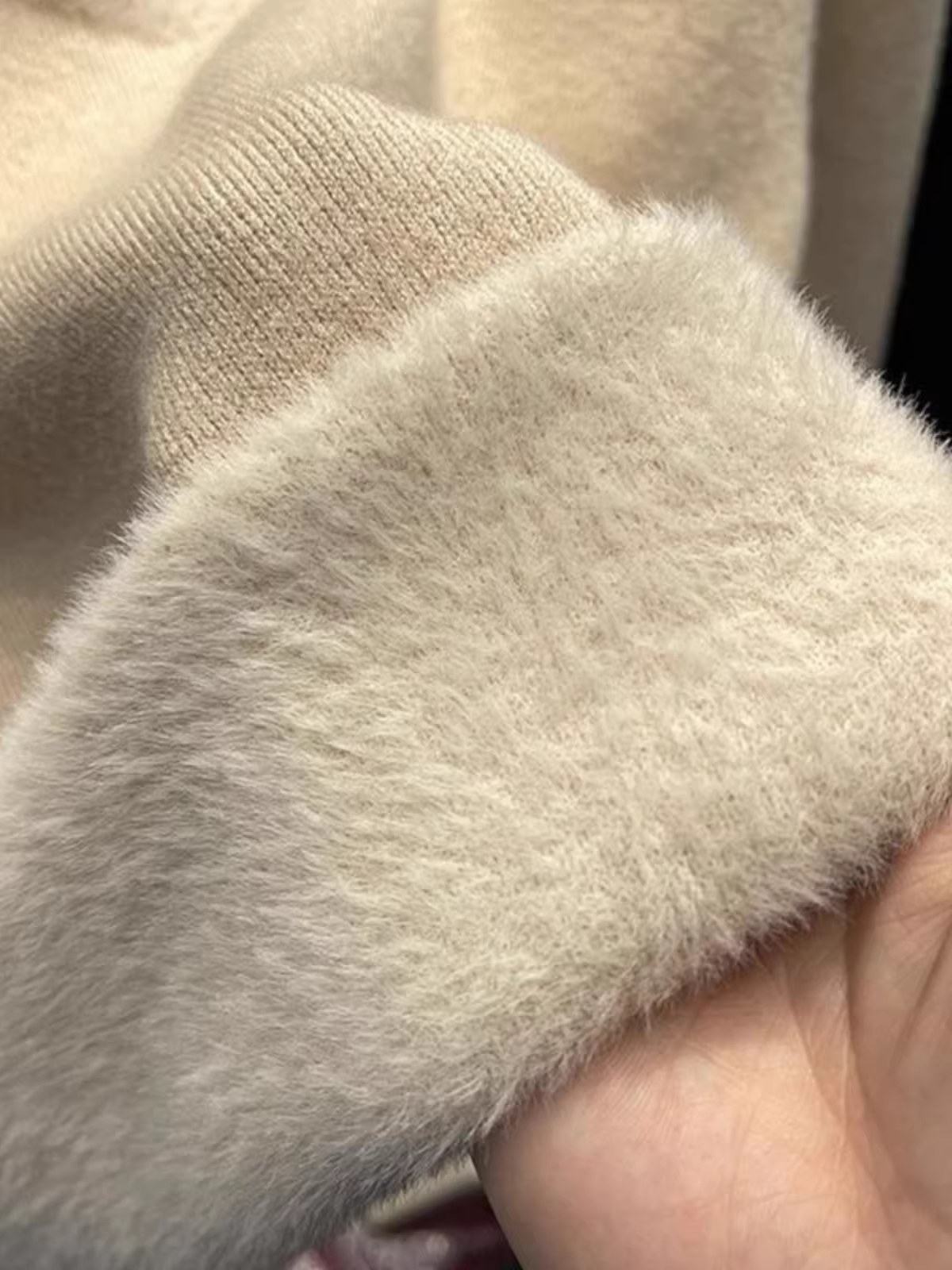 Giảm giá hàng thanh lý quần áo nữ châu Âu, áo len dệt kim cắt may giảm giá có lớp lót lông cừu tích hợp, áo thun dệt kim cổ lọ nửa cao thời trang cho mùa thu đông.