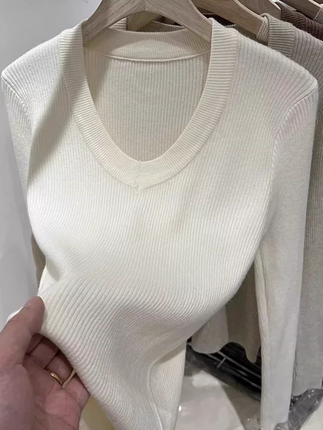 Quần áo nữ giảm giá có thương hiệu, áo thun dệt kim trơn không nhãn mác, kiểu dáng ôm body mới mùa thu đông, tôn dáng, gợi cảm, hợp thời trang.