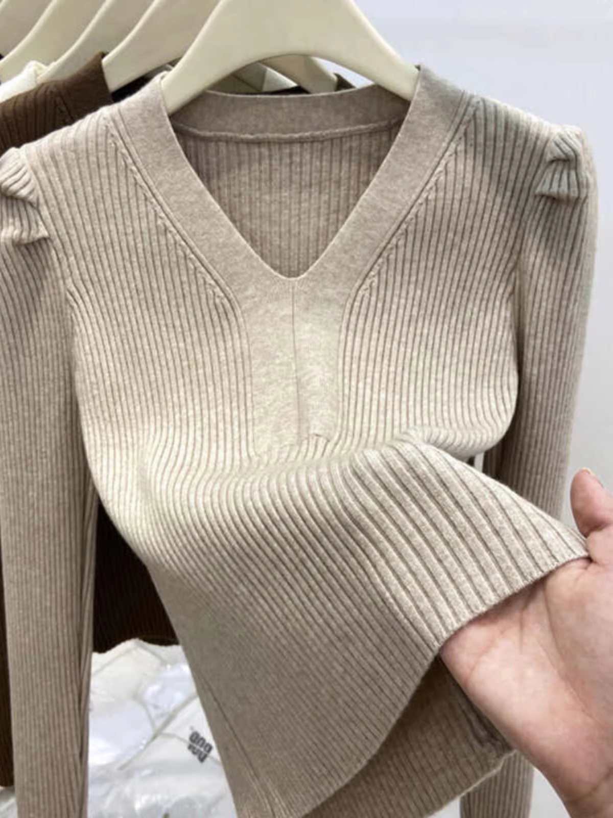 Áo thun nữ kiểu dáng châu Âu, giảm giá, có nhãn cắt, tay phồng, ôm sát, chất liệu dệt kim, kiểu dáng thời trang, tay dài.