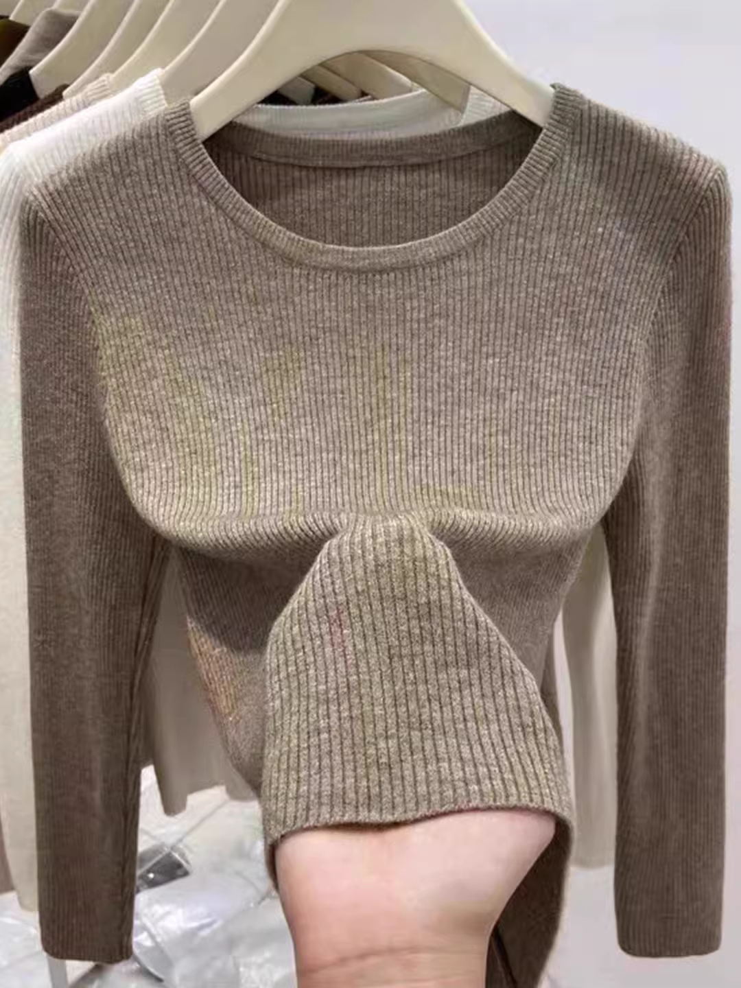 Hàng thanh lý áo len nữ có mác cắt, áo lót dài tay mặc mùa thu đông, áo thun cổ tròn gân mới, kiểu dáng thời thượng.