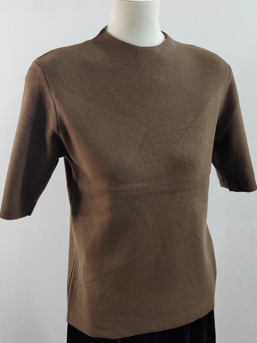 Áo thun nữ cổ lọ nửa cao dệt kim giảm giá, màu trơn ấm áp ôm dáng, mới, thích hợp cho mùa thu đông.