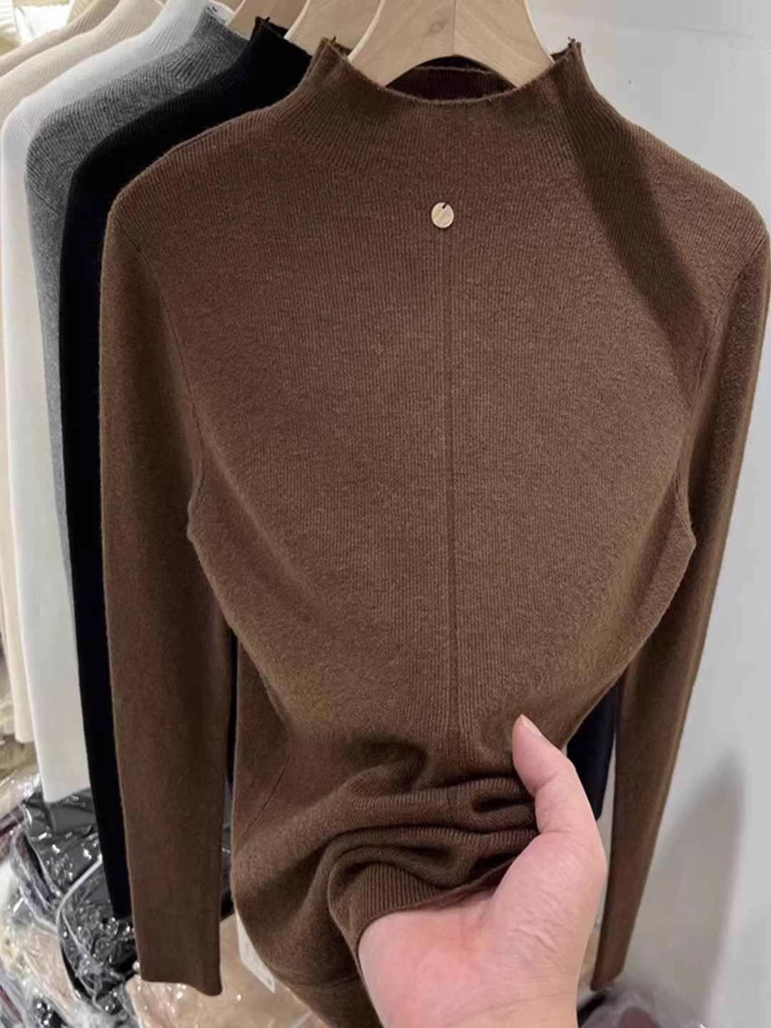 Áo len nữ giảm giá, áo thun cổ lọ nửa cao không nhãn mác, kiểu dáng thu đông mới, áo len ôm dáng.