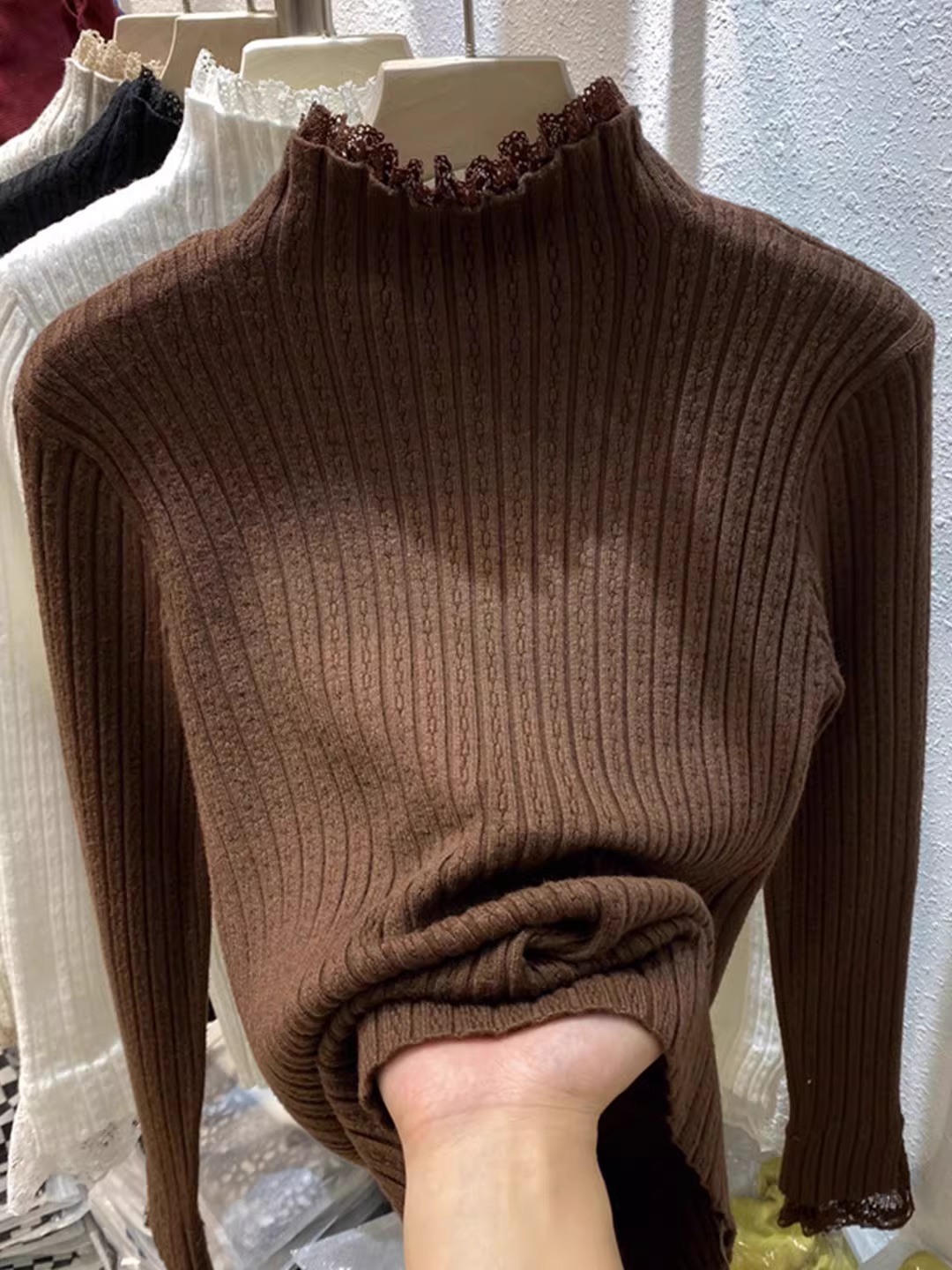 Hàng thanh lý quần áo nữ có mác cắt, áo len dệt kim phối ren cổ nửa cao, lớp trong màu trơn, kiểu dáng độc đáo.