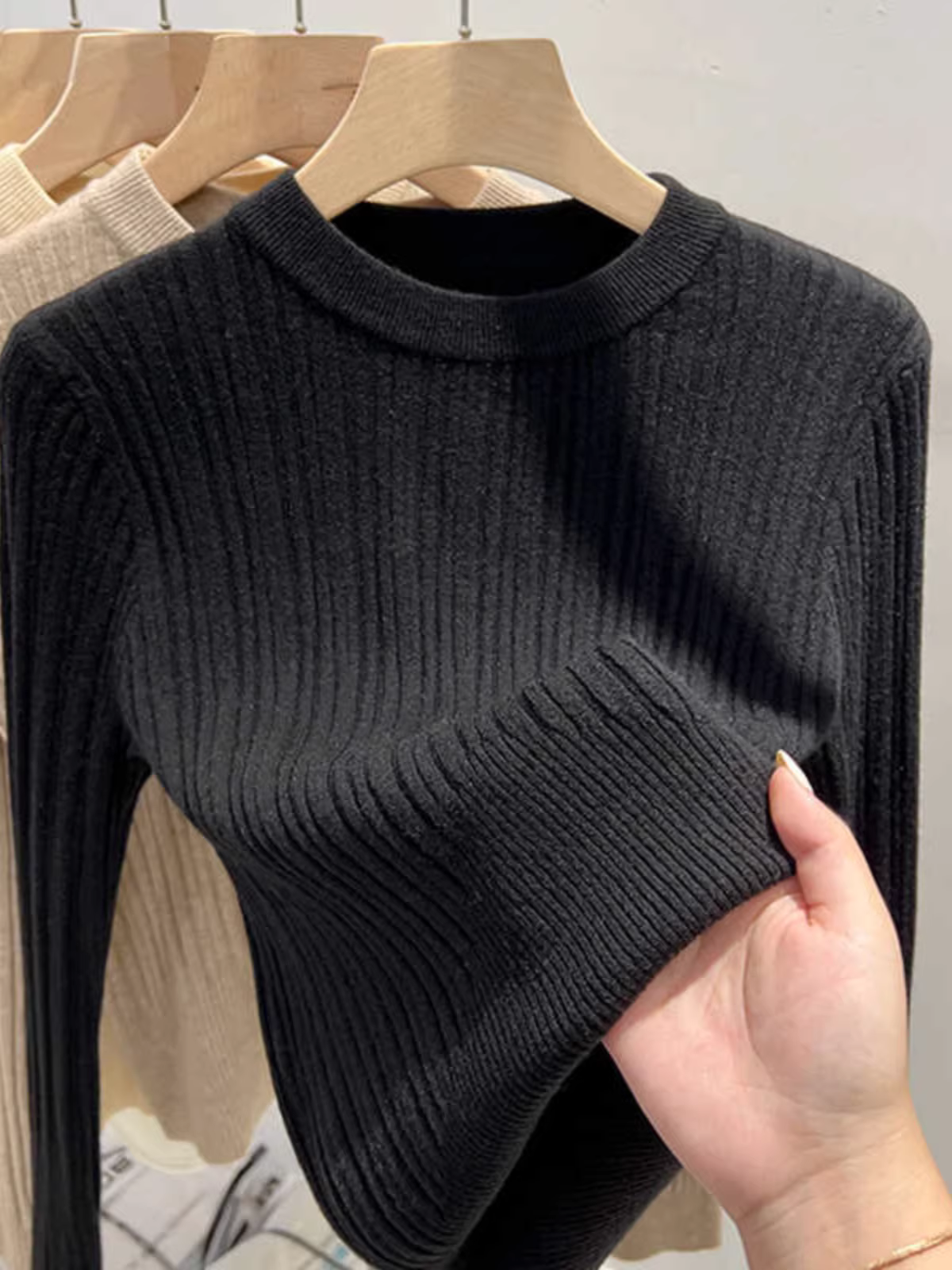 Áo thun nữ kiểu dáng châu Âu, hàng hiệu giảm giá, cổ tròn, chất liệu dệt kim, thích hợp mặc lớp trong mùa thu đông, ôm dáng, áo ngắn, thời trang.