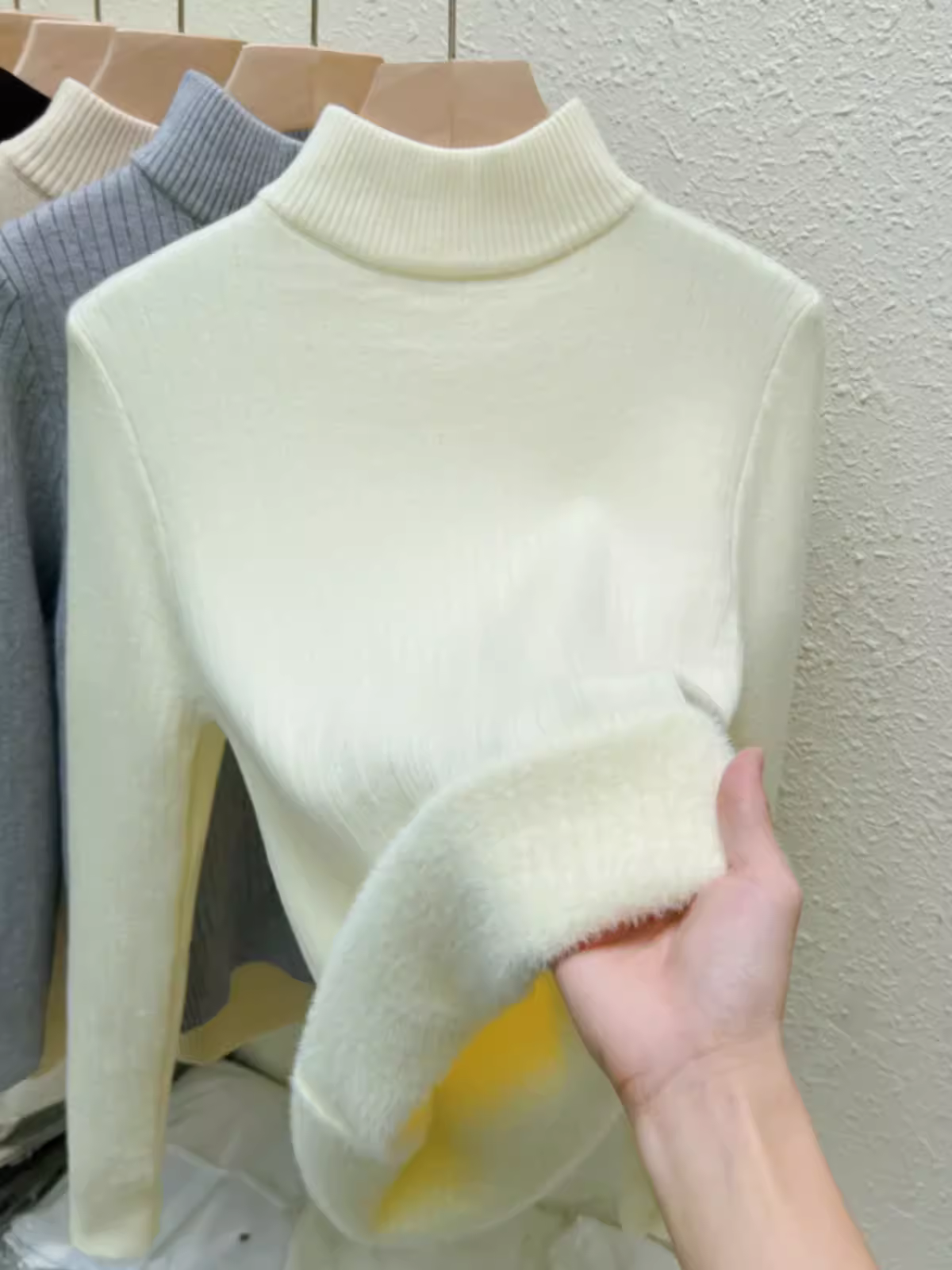 Giảm giá thanh lý quần áo nữ châu Âu, áo len giảm giá, áo lót dày dặn lót lông cừu mùa thu đông, áo lót dày dặn tích hợp lớp lông cừu.