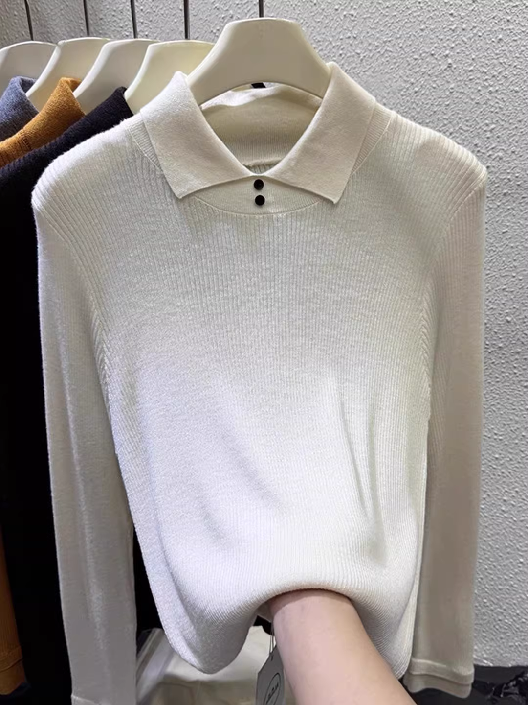 Quần áo nữ giảm giá có thương hiệu, áo sơ mi dệt kim có cổ cắt nhãn, lớp lót bên trong mùa thu đông, áo len ấm màu trơn giảm béo, hợp thời trang.