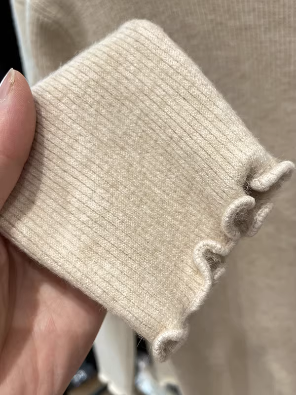 Quần áo nữ giảm giá có thương hiệu, áo sơ mi dệt kim cổ cao nửa cổ có nhãn cắt, lớp bên trong mùa thu đông, áo len xếp nếp, áo lông cừu tích hợp.