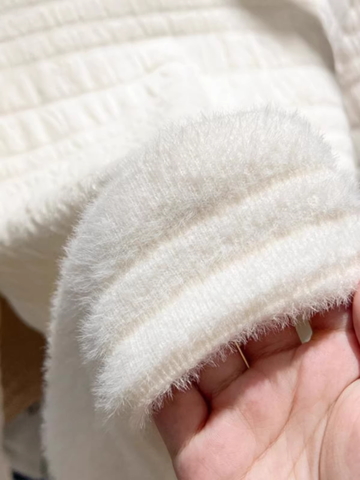 Quần áo nữ châu Âu giảm giá có thương hiệu, thiết kế cắt nhãn, áo len lót lông tích hợp, áo sơ mi dệt kim lót lông mùa thu đông, hợp thời trang.