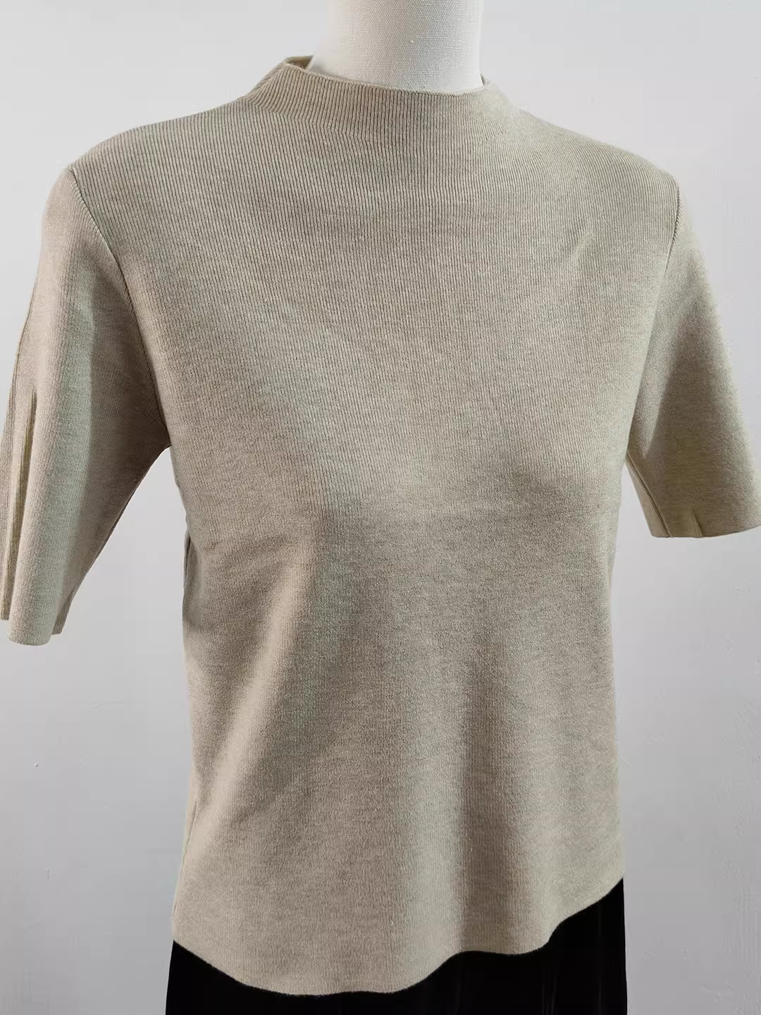 Áo thun nữ cổ lọ nửa cao dệt kim giảm giá, màu trơn ấm áp ôm dáng, mới, thích hợp cho mùa thu đông.