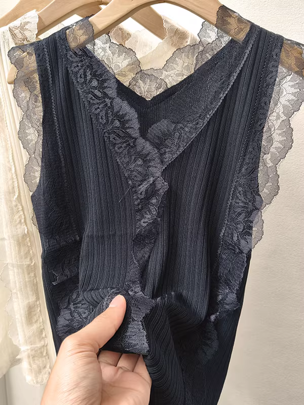 Hàng thanh lý quần áo nữ châu Âu, có mác cắt, cổ chữ V viền ren, áo hai dây gợi cảm, thích hợp mặc bên trong áo blazer hoặc làm áo khoác ngoài, kiểu dáng thời thượng.