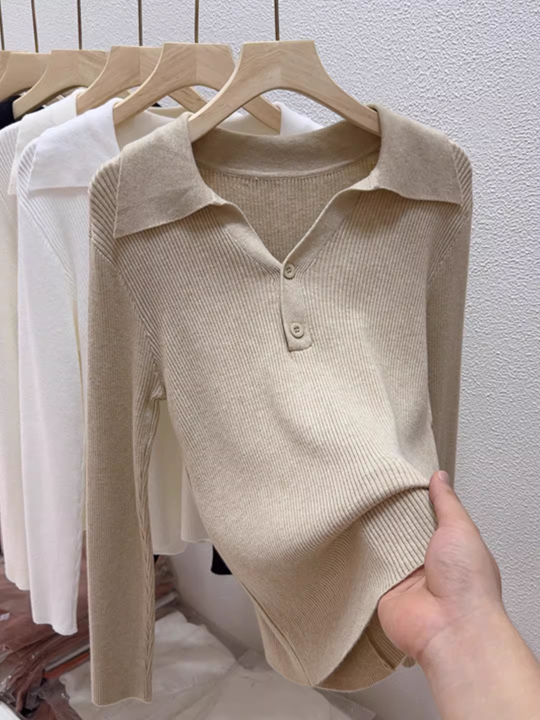 Quần áo nữ giảm giá có thương hiệu, áo sơ mi dệt kim dài tay cổ polo cắt nhãn, lớp trong mùa thu đông, kiểu dáng ôm sát, áo độc đáo.