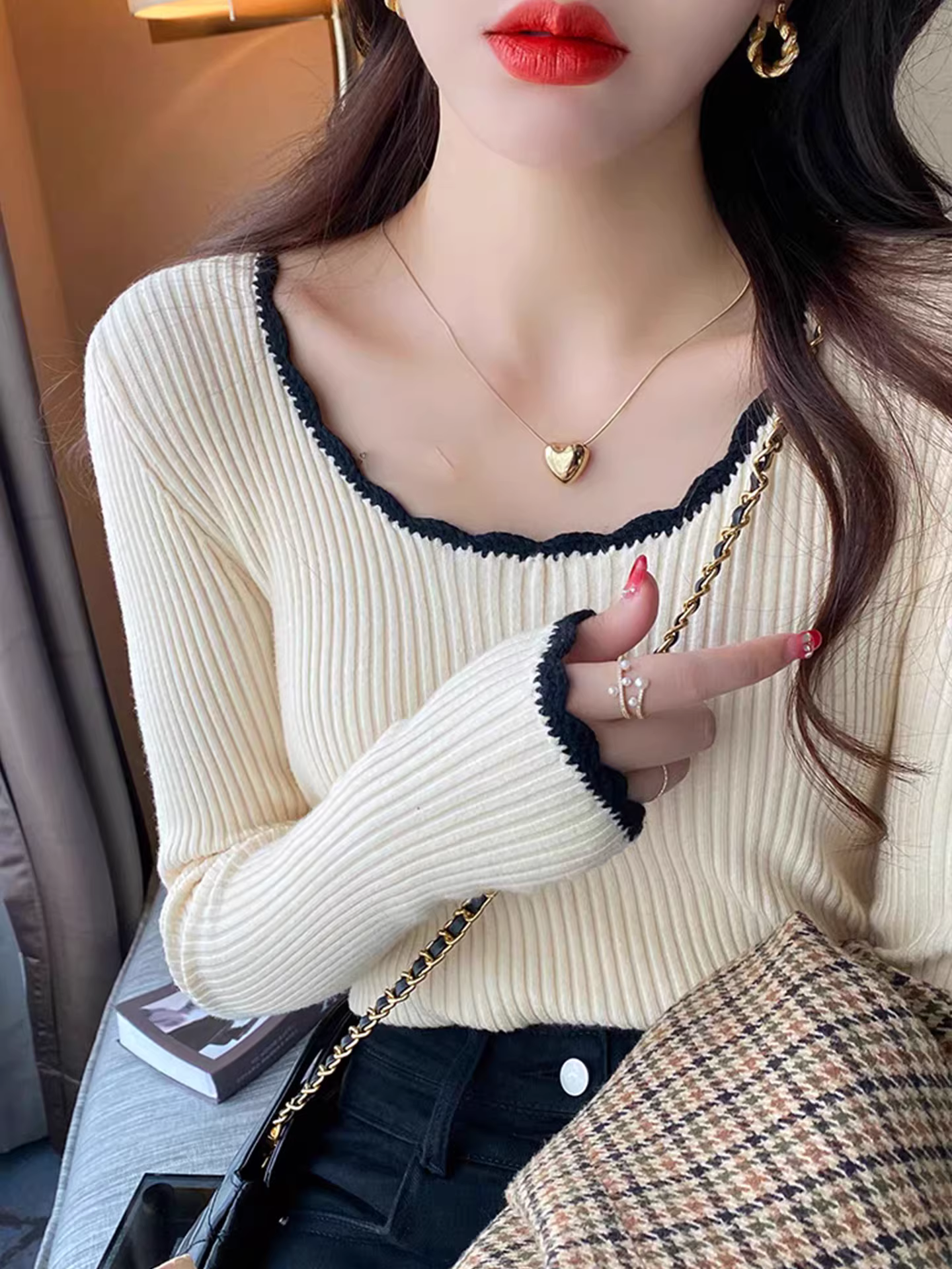 Áo thun nữ giảm giá hàng hiệu, áo thun dệt kim phối màu cắt nhãn, mặc trong mùa thu đông, dáng ôm, kiểu dáng độc đáo và hợp thời trang.