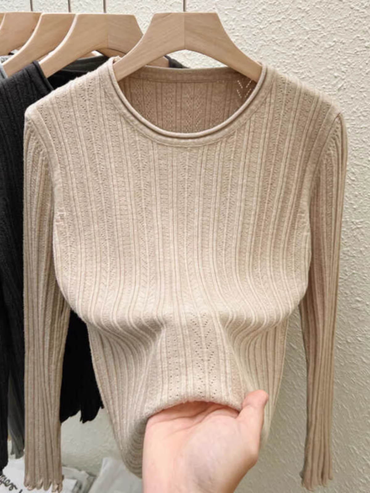 Quần áo nữ châu Âu giảm giá có thương hiệu, áo dệt kim dài tay có nhãn cắt, thiết kế khoét lỗ, dáng rộng, có tác dụng giảm béo, cổ tròn, áo lót kiểu dáng thời trang.