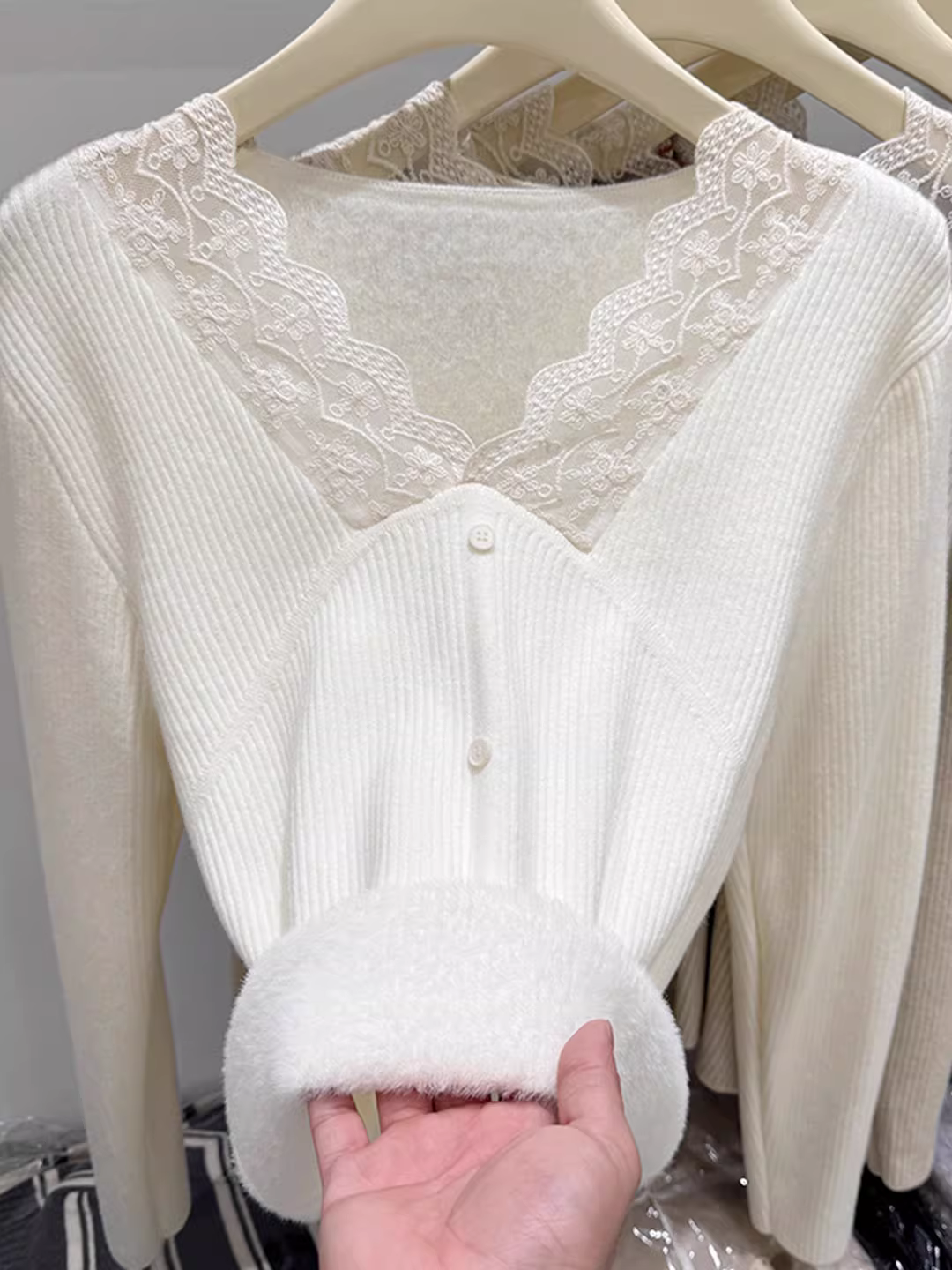 Áo thun nữ giảm giá, hàng mới, chất liệu nhung phối ren, kiểu dáng liền thân, cổ V, tay dài, mùa thu đông.