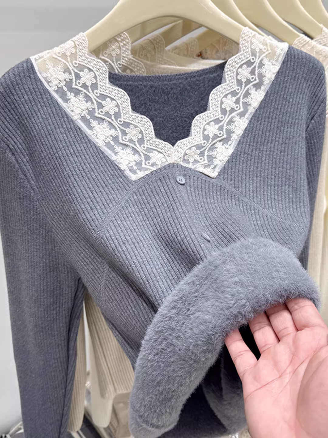 Áo thun nữ giảm giá, hàng mới, chất liệu nhung phối ren, kiểu dáng liền thân, cổ V, tay dài, mùa thu đông.