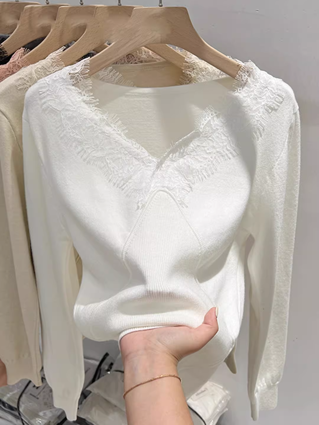 Hàng thanh lý: Áo len nữ xuất khẩu, có mác cắt, phối ren, cổ V, tay dài, áo lót độc đáo mùa thu đông.