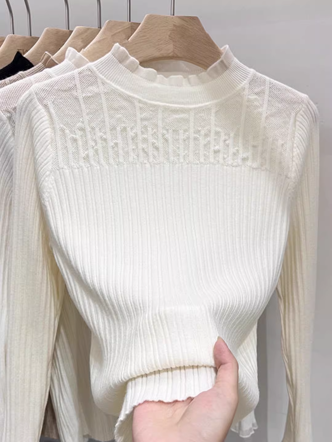 Hàng thanh lý: Hàng xuất dư, cắt mác, viền xếp ly, áo len dệt kim cổ nửa cao phối ren dành cho nữ, lớp trong mùa thu đông, áo màu trơn.