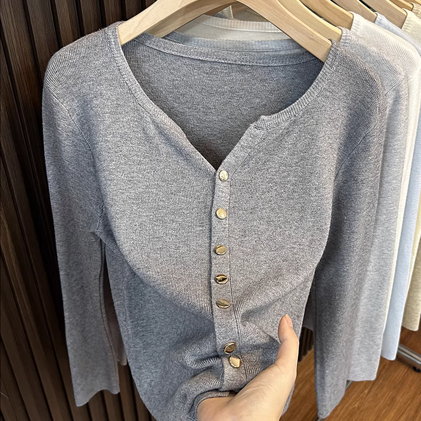 Hàng thanh lý: Hàng xuất dư, cắt mác, màu trơn, khóa kim loại, cổ chữ V, áo cardigan dệt kim dài tay dành cho nữ, mùa thu đông, chất liệu mềm mại và hợp thời trang.