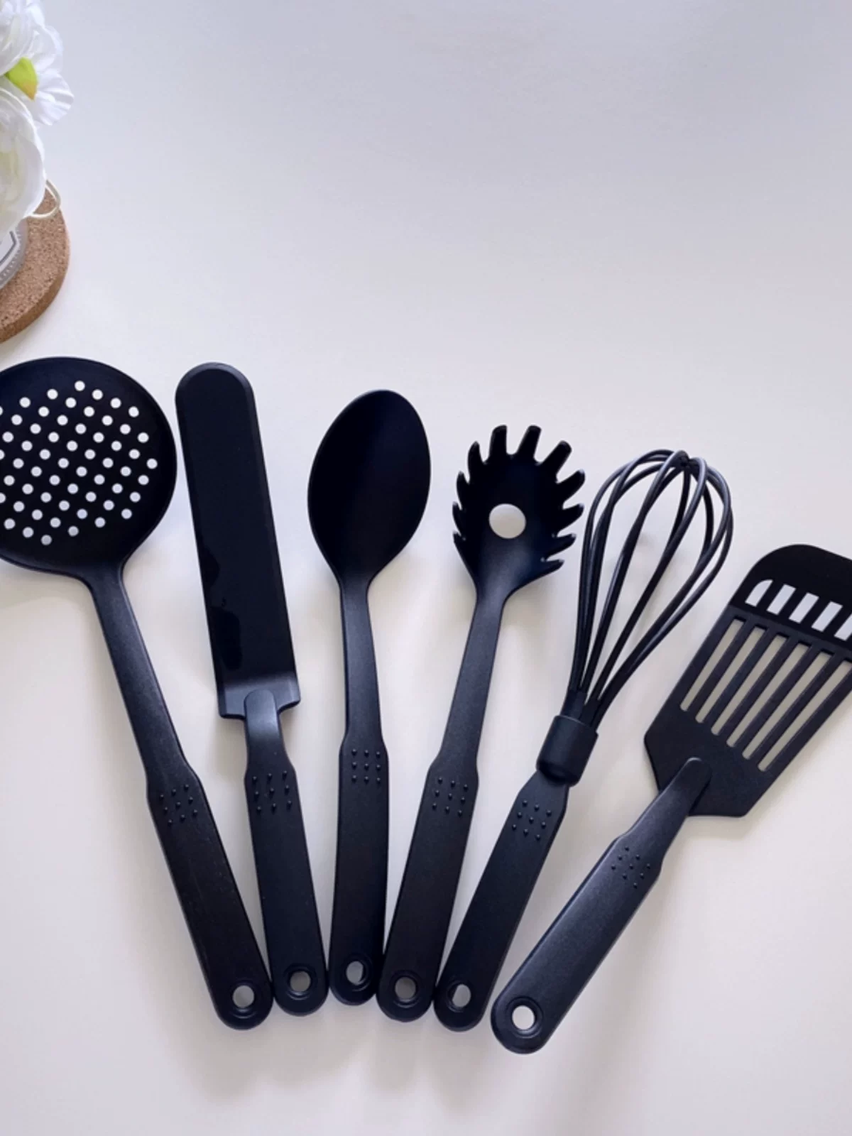 Đồ dùng nhà bếp bằng nylon, máy đánh trứng, muỗng canh, dụng cụ cạo bột, vá cá, dụng cụ chuyên dụng cho chảo chống dính được xuất khẩu sang Châu Âu và Mỹ.