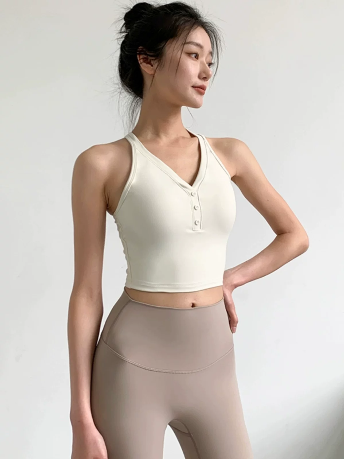 Áo ngực thể thao nữ cổ chữ V, thiết kế lưng chéo, áo tập yoga, kiểu dáng cúp ngực đầy đủ, gợi cảm, thích hợp chạy bộ, có thể mặc bên ngoài.