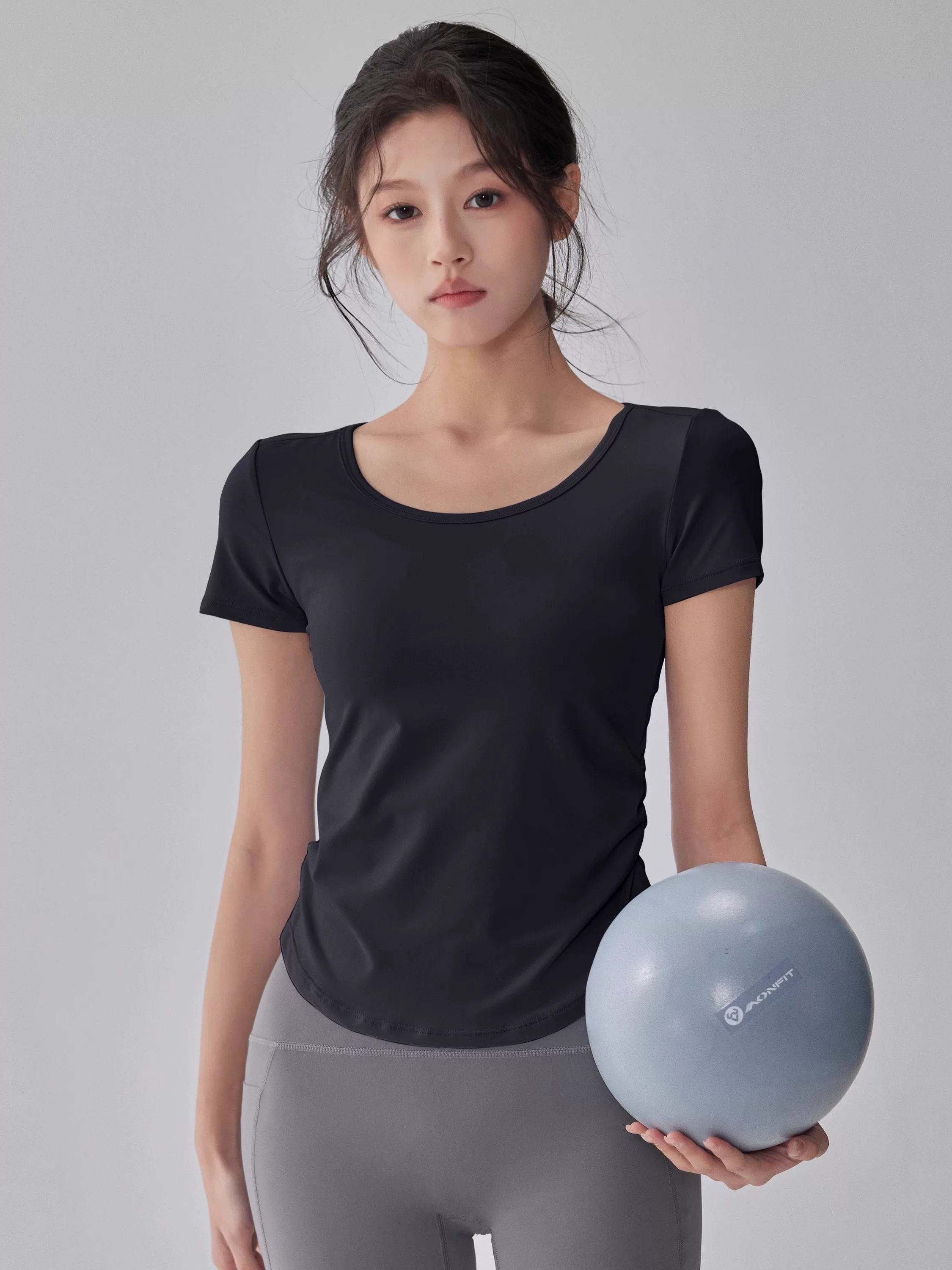 Áo thun thể thao yoga lưới kiểu mới 2025, tay ngắn, chống nắng, nhanh khô, ôm dáng, thoáng khí, giúp tôn dáng thon gọn.