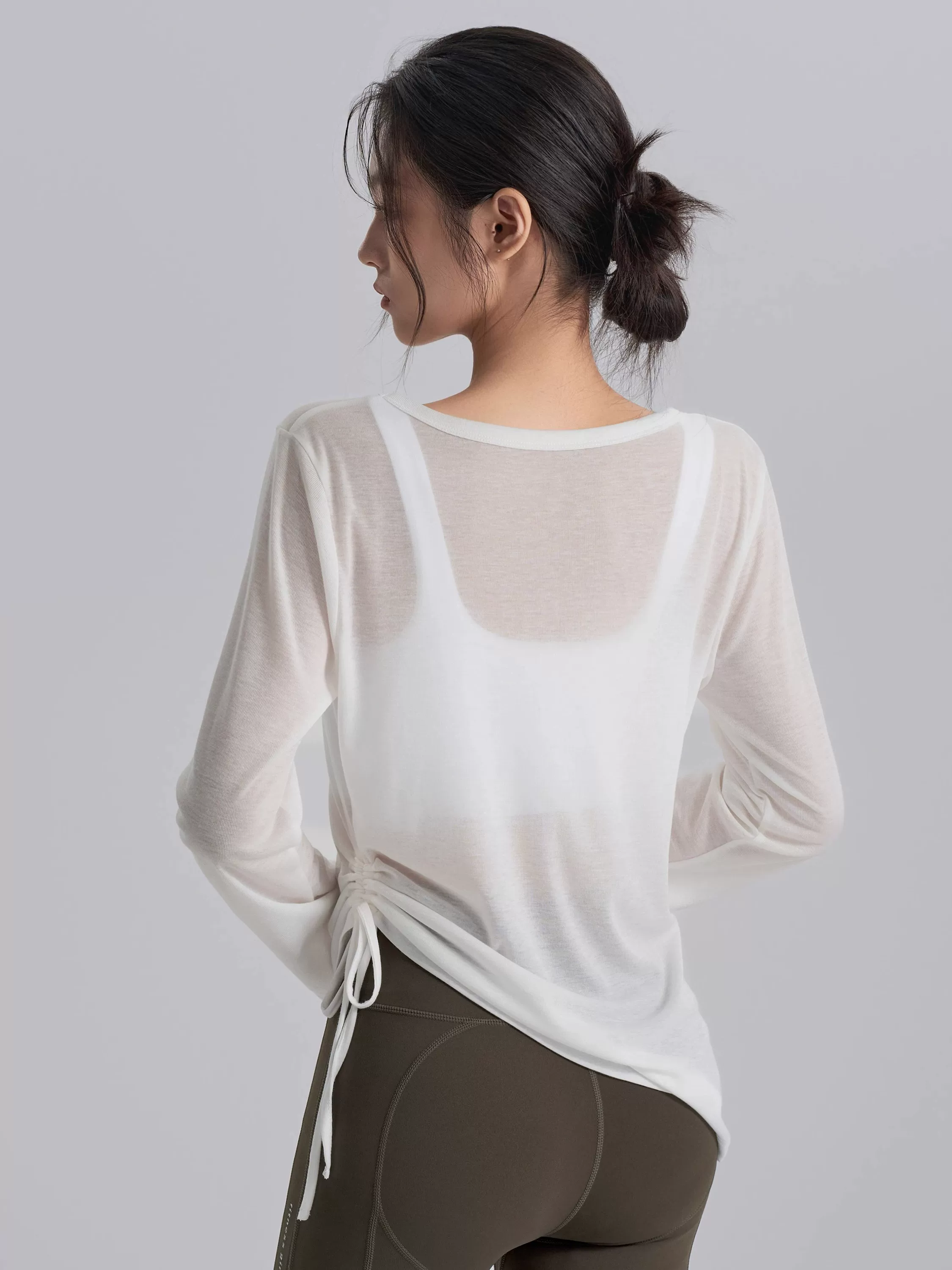 Áo thun thể thao dài tay, chất liệu mỏng, nhanh khô, kiểu dáng ôm dáng, có dây rút, thích hợp cho yoga, pilates, chạy bộ.