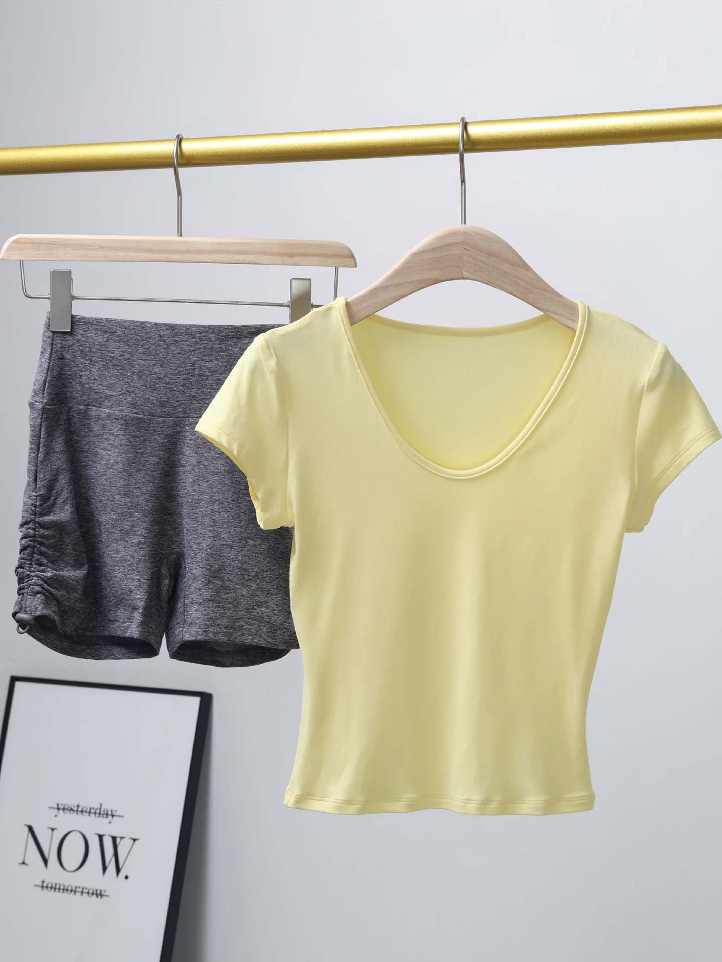 Bộ đồ thể thao dành cho nữ, áo thun ngắn tay ôm sát cổ chữ V mùa hè, quần short tập yoga nâng mông cạp cao chạy bộ