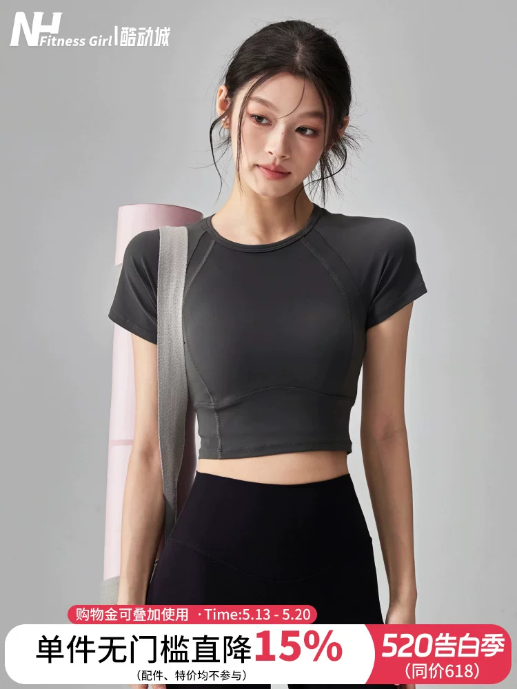 Áo tập yoga ngắn tay, nhanh khô, cảm giác như không mặc, giúp thon gọn, thoáng khí, có đệm ngực, dành cho chạy bộ mùa hè.