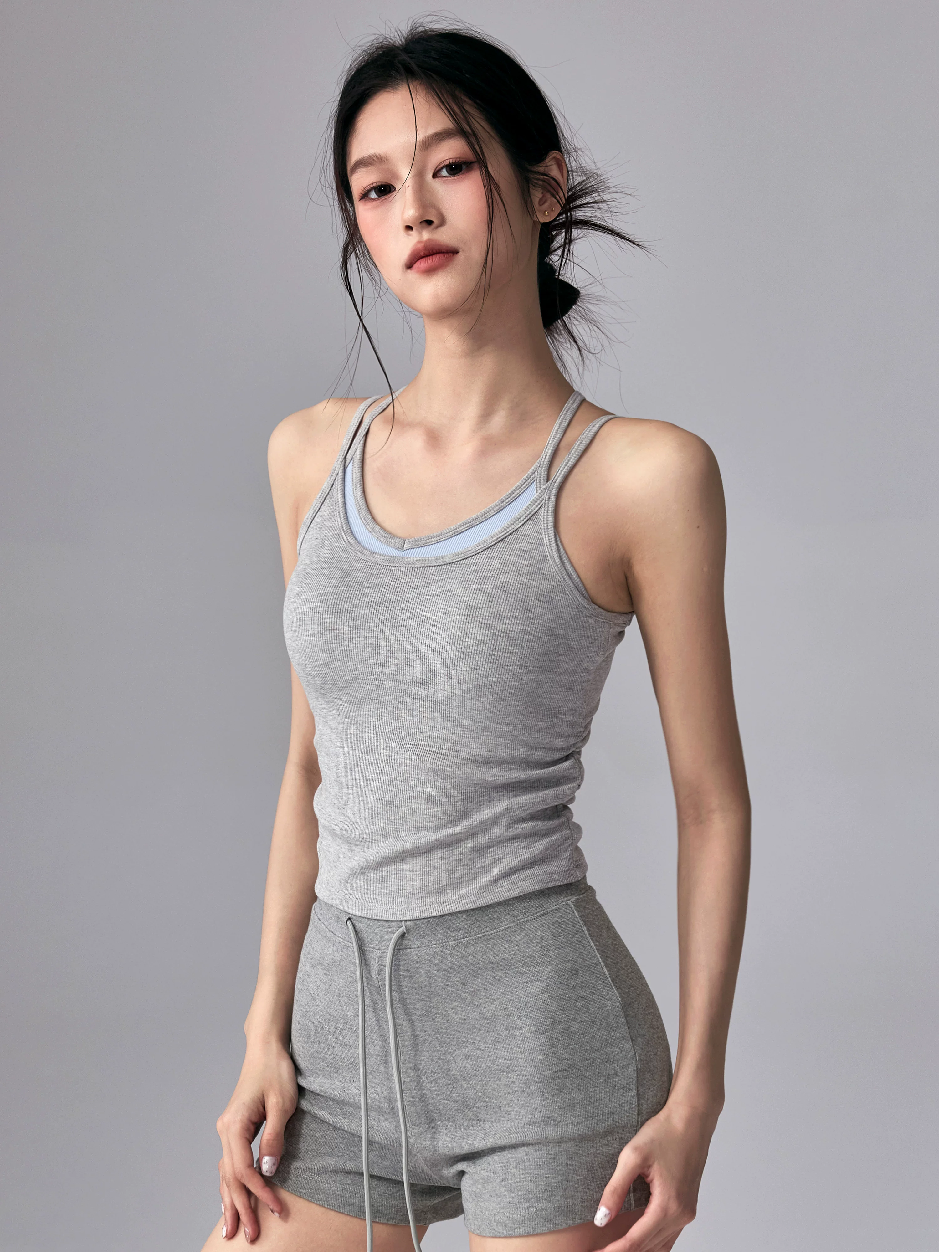 Áo vest thể thao dành cho nữ có đệm ngực, chống sốc, thiết kế lưng đẹp, thích hợp cho chạy bộ, tập luyện và yoga.