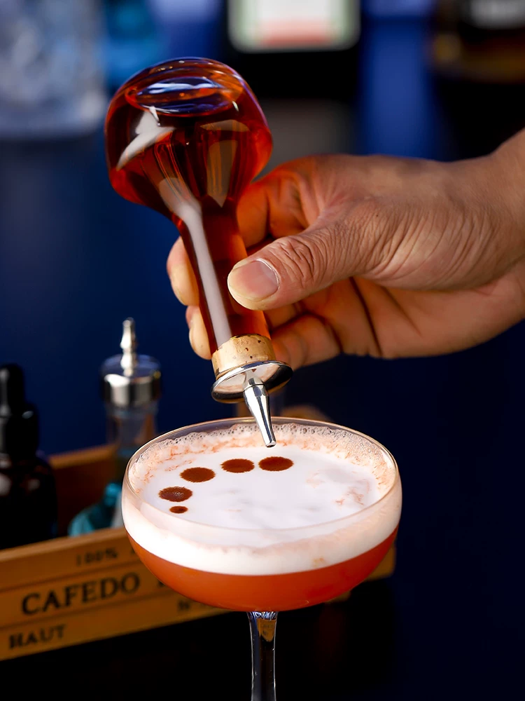Chai rượu đắng, chai thủy tinh pha chế rượu, dụng cụ pha chế rượu tại quầy bar, chai nhỏ đựng rượu absinthe, chai nhỏ giọt pha chế cocktail đắng tự làm tại quầy bar