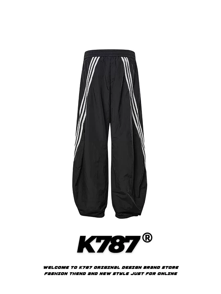 Quần jogger xếp ly ba sọc kiểu Mỹ cổ điển K787 unisex, chất liệu thoáng khí, dáng thẳng ống rộng, phong cách đường phố, thích hợp khiêu vũ đường phố.