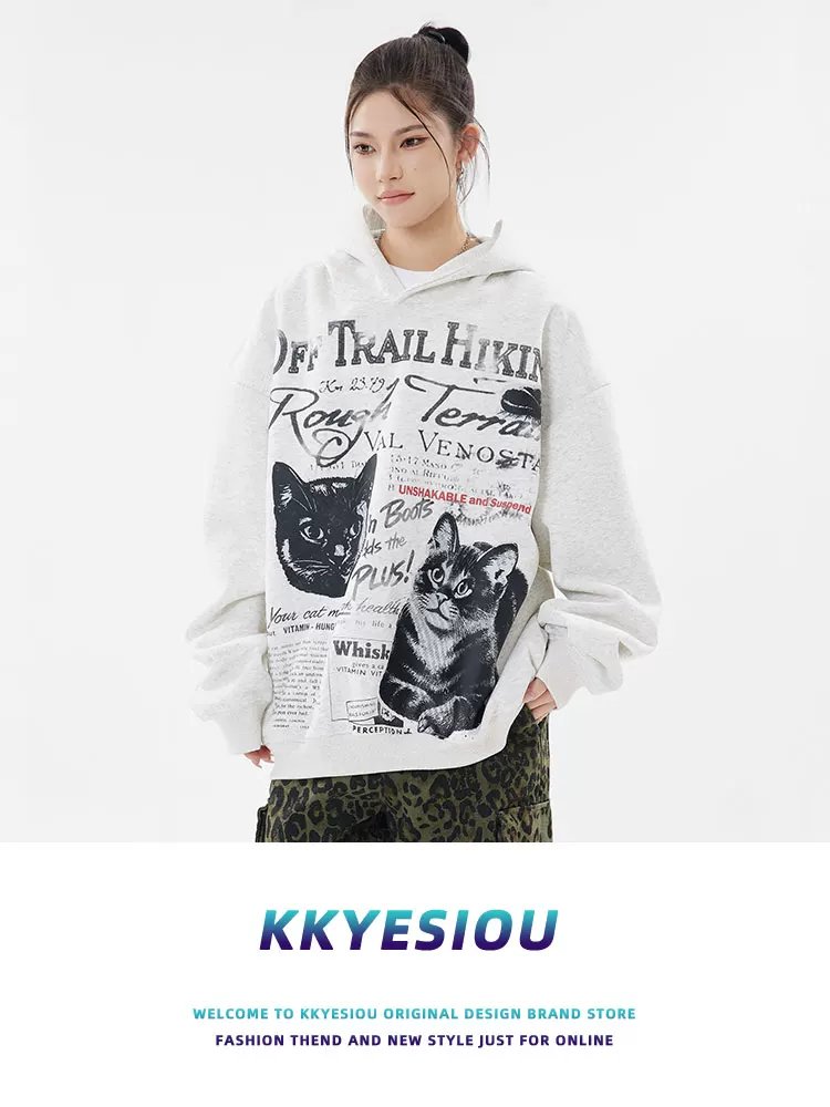 Áo hoodie mèo unisex kiểu dáng retro thời thượng của thương hiệu KKyesiou, thiết kế rộng rãi, đa năng, thích hợp cho cả nam và nữ.