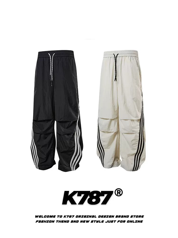 Quần jogger xếp ly ba sọc kiểu Mỹ cổ điển K787 unisex, chất liệu thoáng khí, dáng thẳng ống rộng, phong cách đường phố, thích hợp khiêu vũ đường phố.