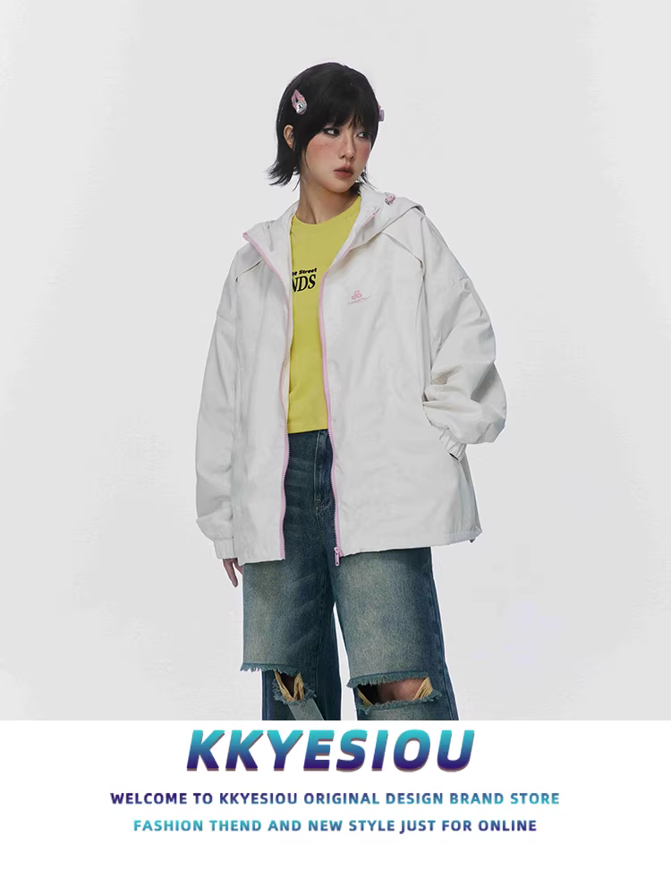 Áo khoác có mũ trùm đầu dành cho cặp đôi của thương hiệu KKyesiou theo phong cách retro ngoài trời của Mỹ, áo khoác gió dành cho cặp đôi màu sữa unisex.