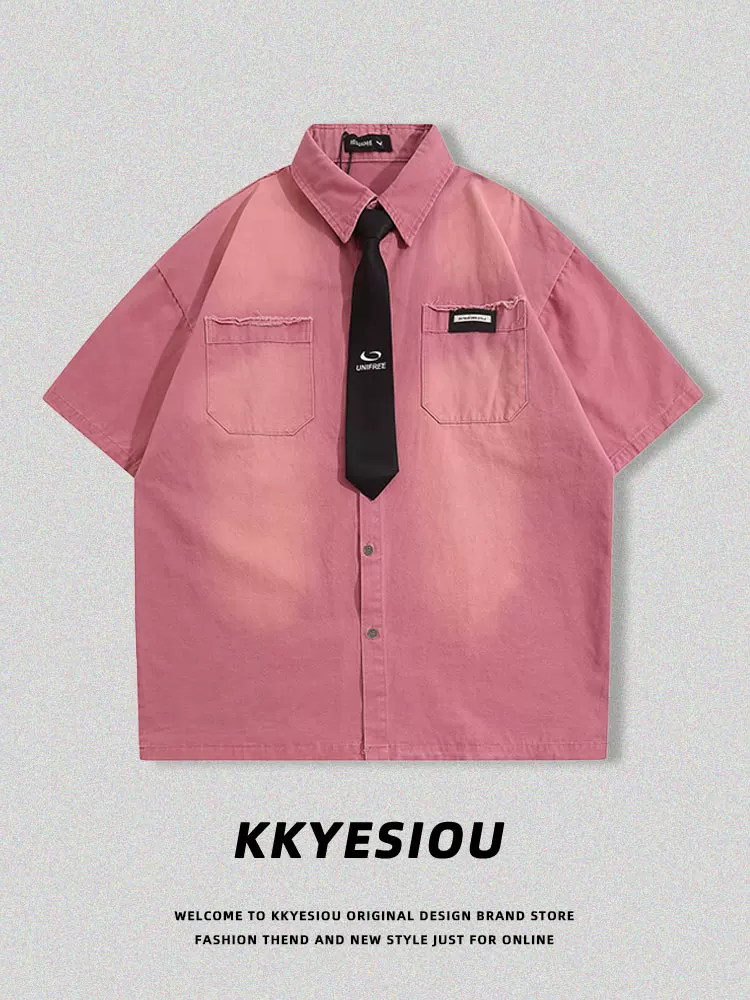 Áo sơ mi ngắn tay kiểu dáng retro thời thượng của thương hiệu KKyesiou dành cho nam và nữ, phong cách học sinh màu hồng với cà vạt trắng bóng.