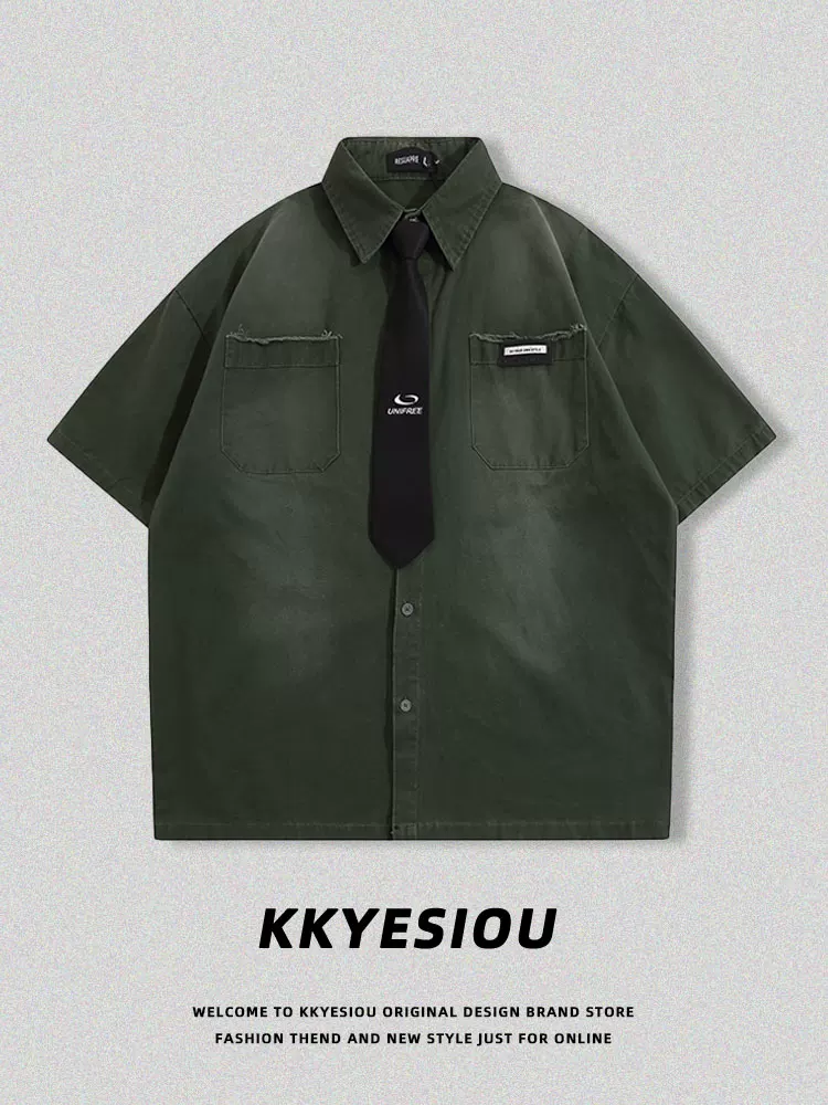Áo sơ mi ngắn tay kiểu dáng retro thời thượng của thương hiệu KKyesiou dành cho nam và nữ, phong cách học sinh màu hồng với cà vạt trắng bóng.