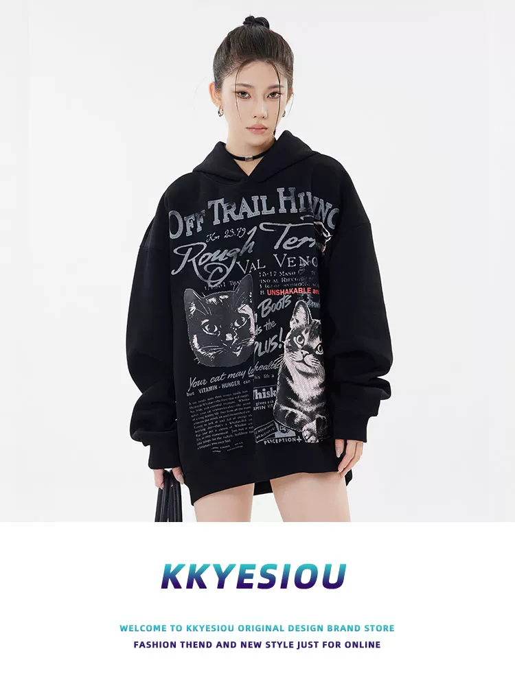 Áo hoodie mèo unisex kiểu dáng retro thời thượng của thương hiệu KKyesiou, thiết kế rộng rãi, đa năng, thích hợp cho cả nam và nữ.