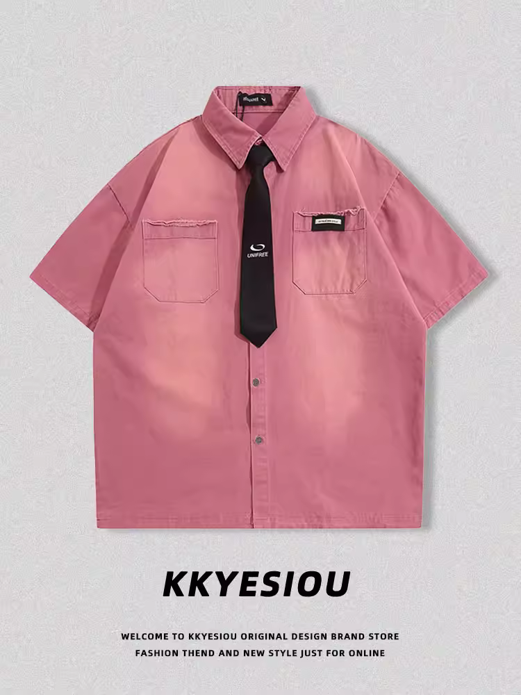Áo sơ mi ngắn tay kiểu dáng retro thời thượng của thương hiệu KKyesiou dành cho nam và nữ, phong cách học sinh màu hồng với cà vạt trắng bóng.