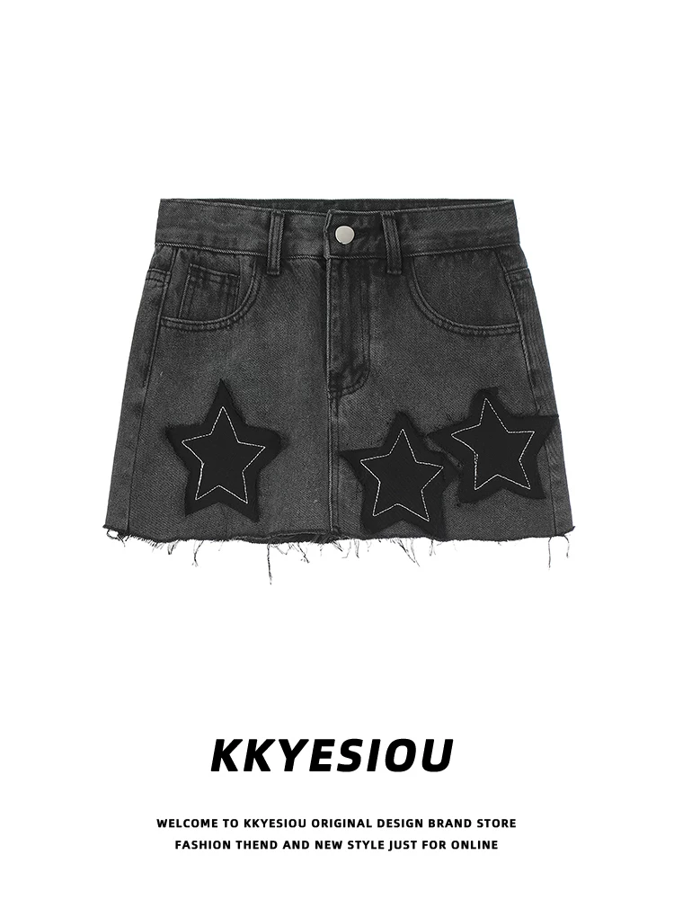 Chân váy denim ngắn thêu họa tiết lấy cảm hứng từ phong cách đường phố Mỹ của KKyesiou dành cho nữ, với viền thô, cạp cao và kiểu ôm sát.