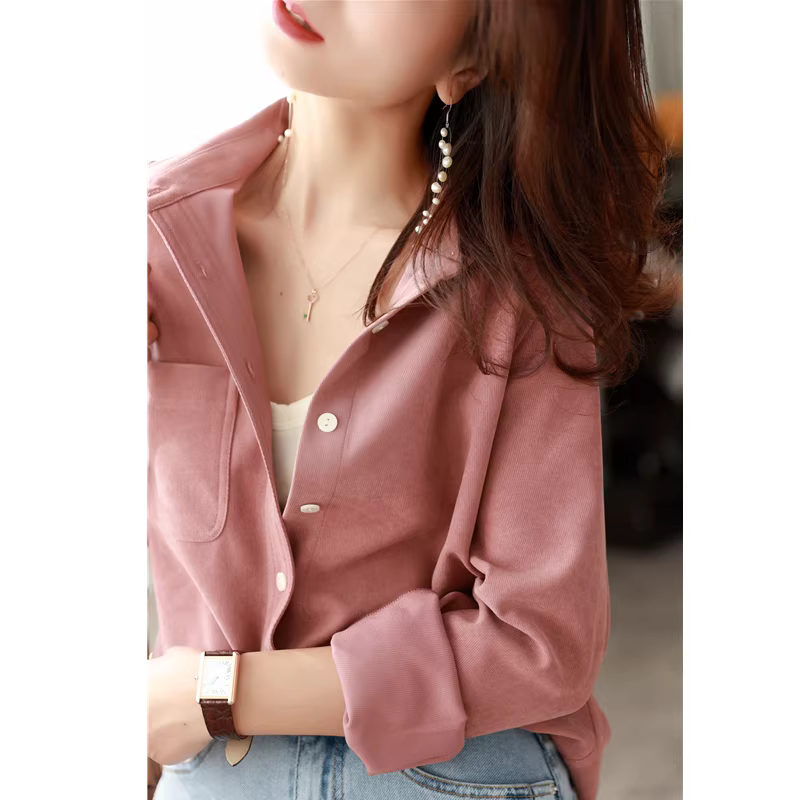 Áo sơ mi màu xanh mới về mùa xuân, chất liệu có vân, dáng rộng, tôn dáng và làm thon gọn, áo kiểu phối lớp dành cho nữ.