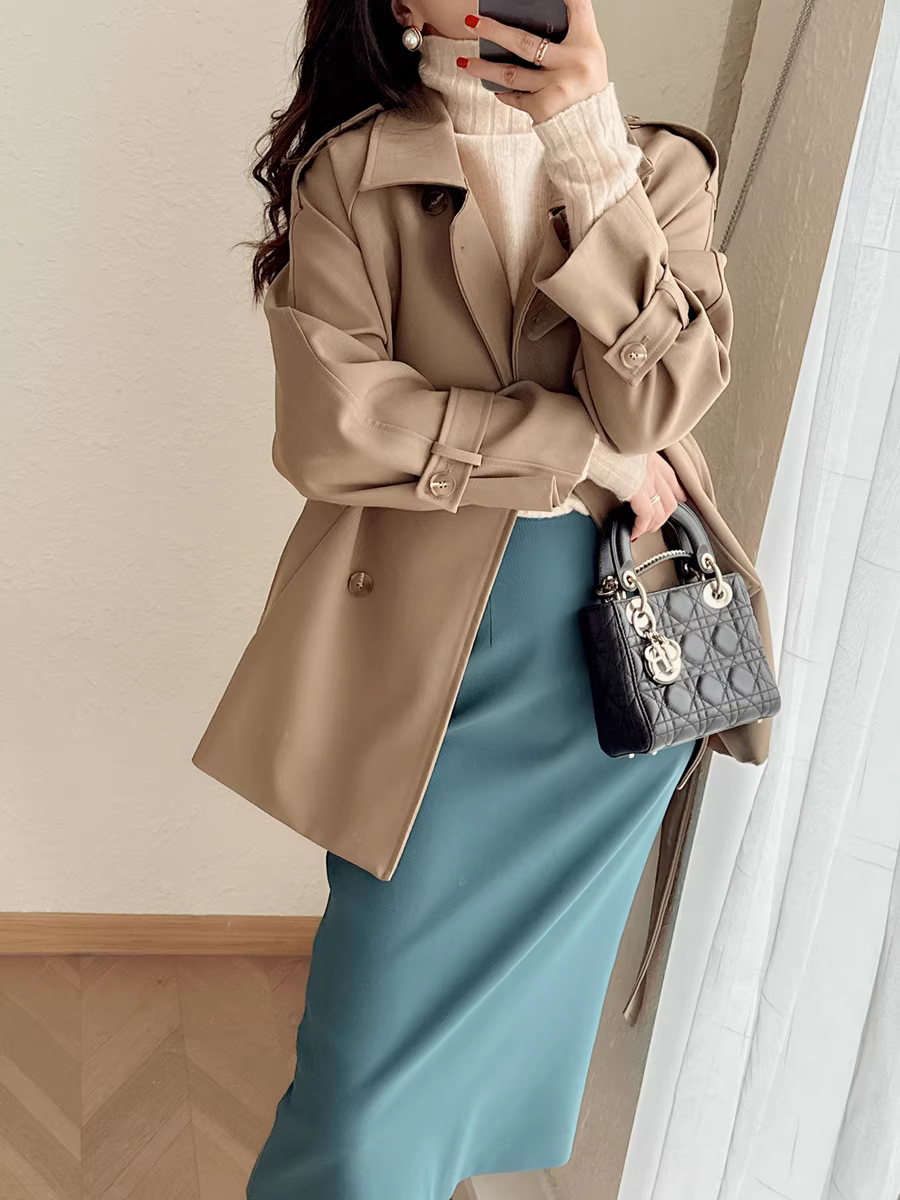Áo khoác trench dáng dài, chất liệu chống nhăn, thiết kế dáng rộng, tôn dáng, có khuy cài hình lưỡi liềm, cài khuy đôi, kiểu dáng đi làm, mới cho mùa thu dành cho nữ