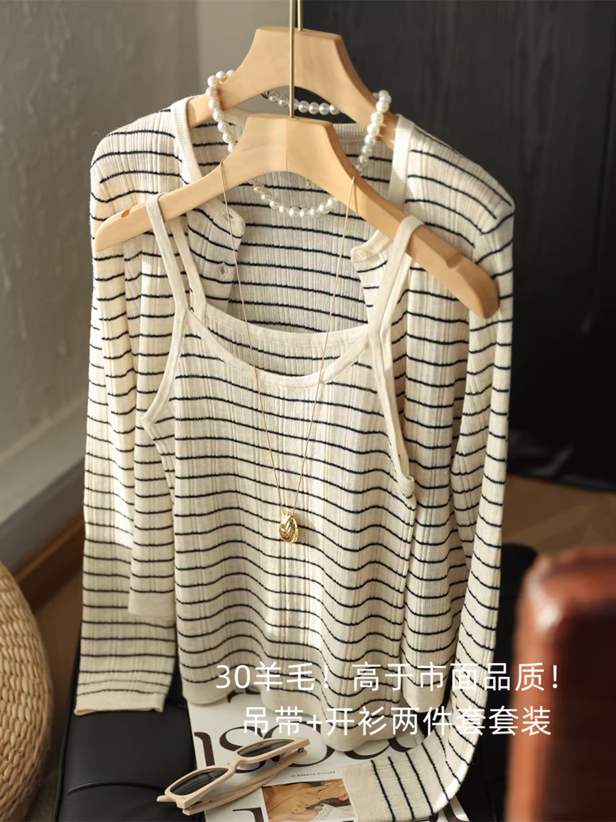 Chất liệu len cao cấp 30%! Bộ hai món áo cardigan dệt kim sọc phong cách Hàn Quốc + áo camisole dành cho nữ, mùa đầu thu.
