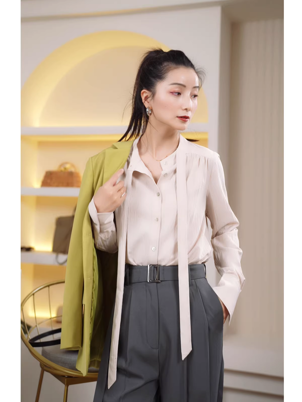 Áo sơ mi dài tay dáng rộng, chất liệu satin lì, cổ bèo điệu đà, hơi nhăn, tôn dáng dành cho nữ mùa xuân